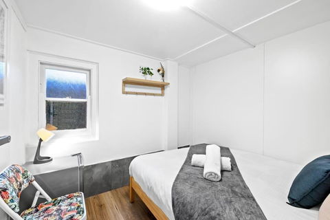 Guest Double Room - Seconds To Transport & Shops - Shared Bathroom - Tourism Noosa 1