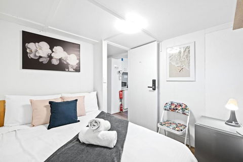 Guest Double Room - Seconds To Transport & Shops - Shared Bathroom - Tourism Noosa 0