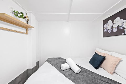 Guest Double Room - Seconds To Transport & Shops - Shared Bathroom - Tourism Noosa 2