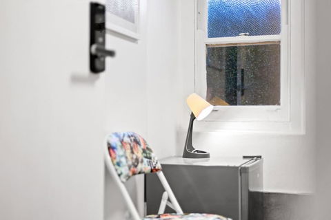 Guest Double Room - Seconds To Transport & Shops - Shared Bathroom - Tourism Noosa 3