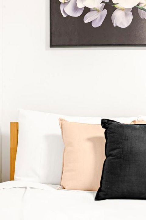 Guest Double Room - Seconds To Transport & Shops - Shared Bathroom - Tourism Noosa 4