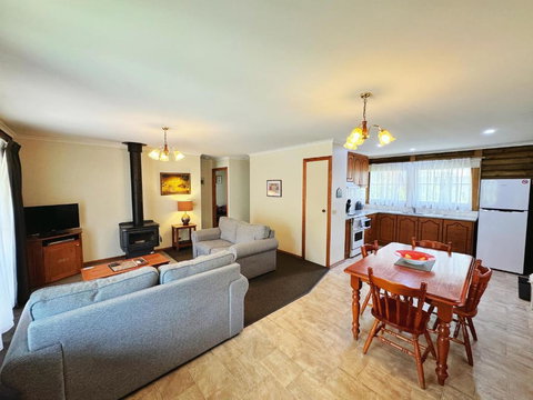 Halls Gap Log Cabins - Tourism Noosa 3