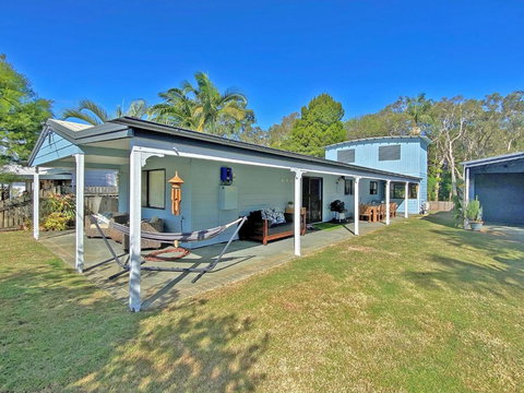 HAPPY DAZE - Tourism Noosa 0