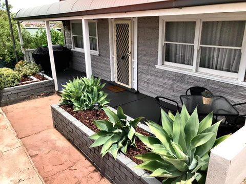 HILLSIDE HAVEN CHARMING C1920 COTTAGE Pet Friendly Sleeps 1 - 6 - Tourism Noosa 1