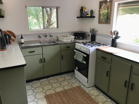 HILLSIDE HAVEN CHARMING C1920 COTTAGE Pet Friendly Sleeps 1 - 6 - Tourism Noosa 3