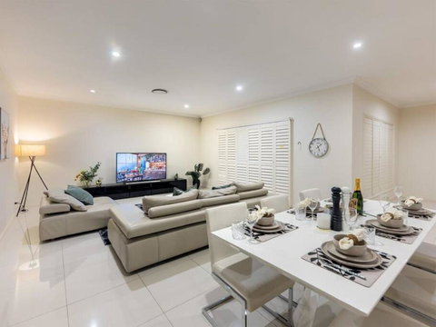 Home Away From Home Grand Family Mansion - Tourism Noosa 1