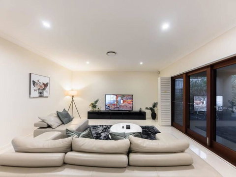 Home Away From Home Grand Family Mansion - Tourism Noosa 3