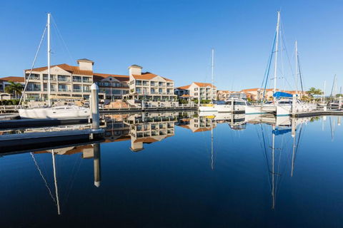 Hope Harbour Hotel - Tourism Noosa 1