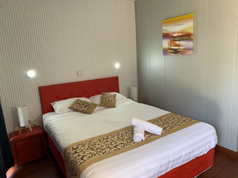 Albion Hotel - Motel Finley - Tourism Noosa 2