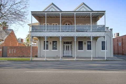 Albury Suites - Waterstreet - Tourism Noosa 0