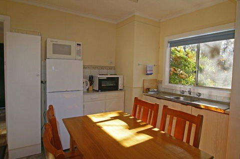Alpine Park Riverside Cottages - Tourism Noosa 0