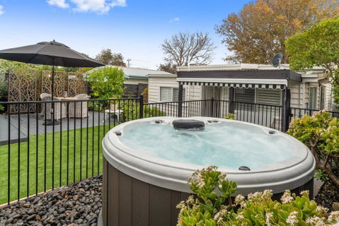 Amber Cottage, Luxury Seaside Retreat With Outdoor Spa! - Tourism Noosa 1