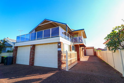 Anglers Abode - Tourism Noosa 0