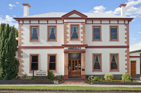 Annesley House - Tourism Noosa 0