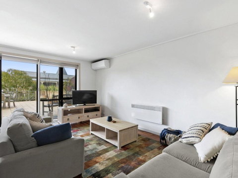 APARTMENT 23 PACIFIC APARTMENTS - Sit On The Deck And Soak In The View - Tourism Noosa 3