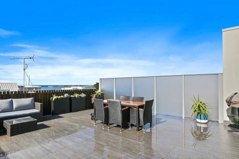 APOLLO 13 PENTHOUSE - Free Wifi & Huge Terrace! - Tourism Noosa 3