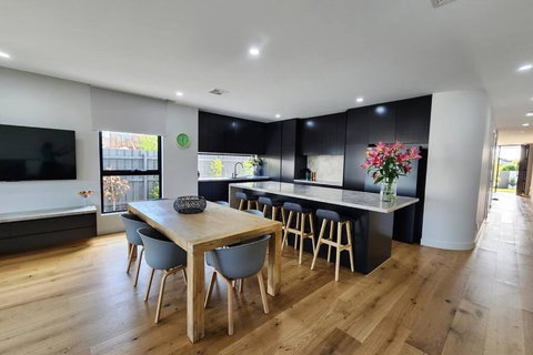 Luxurious, Entertainers Delight! - Tourism Noosa 1