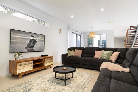 Luxurious Escape On The Canal - Twin Waters - Tourism Noosa 0