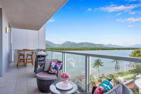 Luxury 1BR Apartment @ Harbour Lights Cairns - Tourism Noosa 3