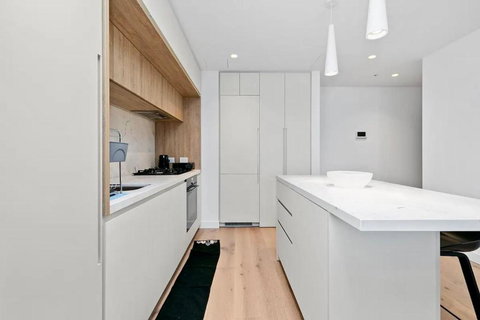 Luxury Apartment In Melbourne - Tourism Noosa 3