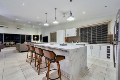 Luxury Darwin City Lights Jacuzzi Central Location Large House New Furnishings - Tourism Noosa 3