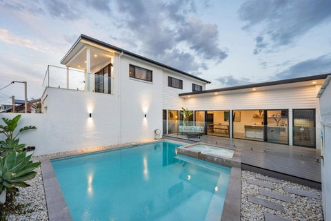 Luxury House, Ocean Views, Salt Pool & HOT Spa - Tourism Noosa 3