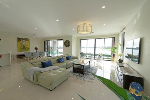 Luxury Waterfront Villa BBQ Cafe WiFi Great Views 5BRM - Tourism Noosa 2