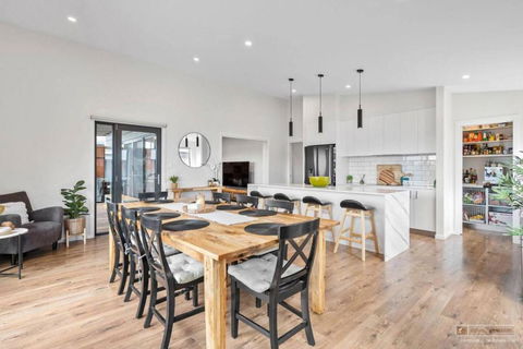 Magnificent Home, Water Views - Tourism Noosa 1