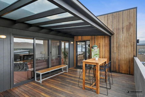 Magnificent Home, Water Views - Tourism Noosa 2