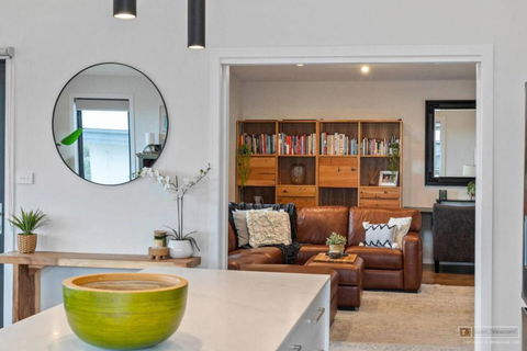 Magnificent Home, Water Views - Tourism Noosa 3