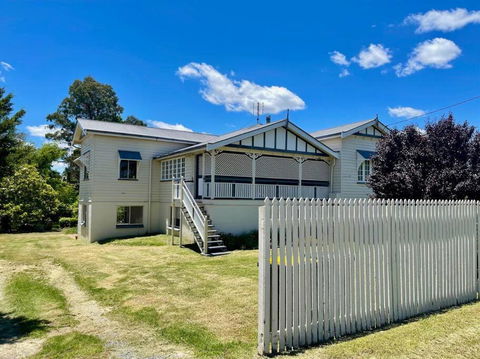 MAGNOLIA HOUSE ON THE CREEK - STANTHORPE - Tourism Noosa 0
