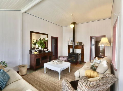 MAGNOLIA HOUSE ON THE CREEK - STANTHORPE - Tourism Noosa 1