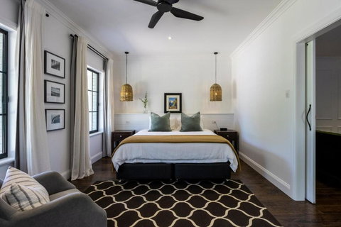 MAIN STREET RETREAT - King BRs, Comp Minibar, Breakfast Prov, Fireplaces - Tourism Noosa 1