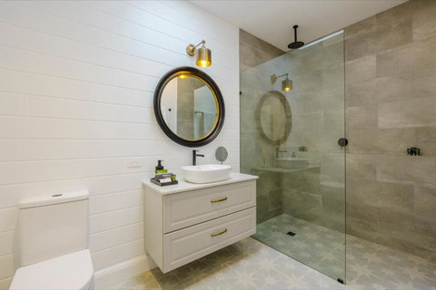 MAIN STREET RETREAT - King BRs, Comp Minibar, Breakfast Prov, Fireplaces - Tourism Noosa 2