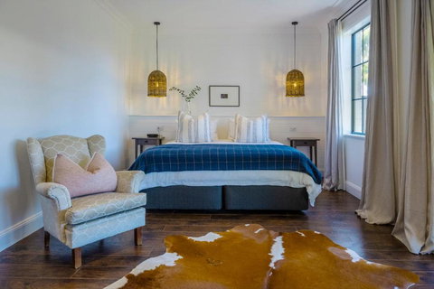 MAIN STREET RETREAT - King BRs, Comp Minibar, Breakfast Prov, Fireplaces - Tourism Noosa 0