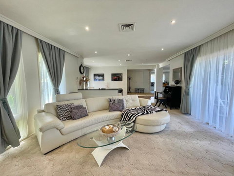 Luxury Family Poolside Villa Brighton Beach - Tourism Noosa 1