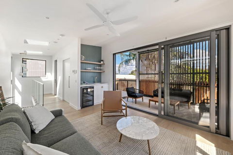 Luxury Retreat New Villa 17, Hastings St - Tourism Noosa 1