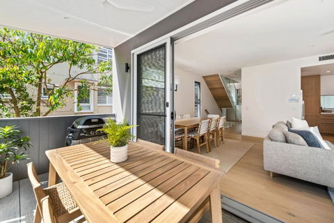 Luxury Retreat New Villa 17, Hastings St - Tourism Noosa 2