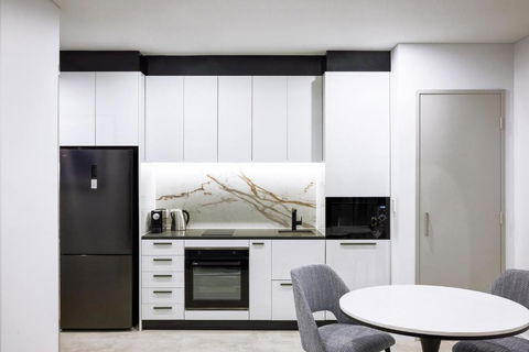 Meriton Suites Liverpool - Tourism Noosa 2