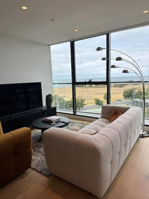 Modern 2 BRM Apt In Williamstown - Tourism Noosa 1