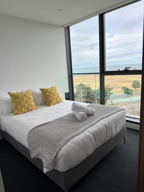 Modern 2 BRM Apt In Williamstown - Tourism Noosa 3