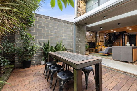 Modern & Stylish 3BR In Redfern - Tourism Noosa 3
