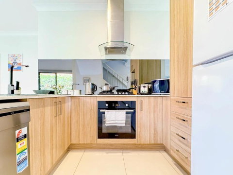 Modern Home In Central Oakleigh East - Tourism Noosa 3
