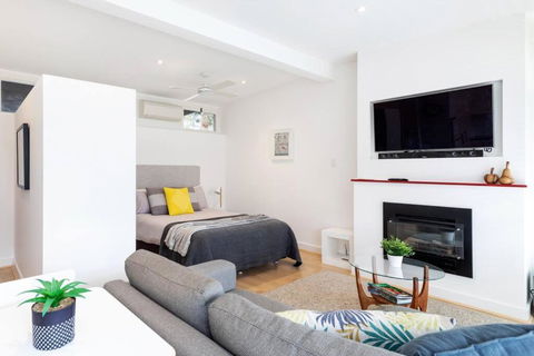 Modern Stylish Self-contained Studio Apartment - Tourism Noosa 0