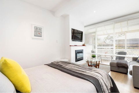 Modern Stylish Self-contained Studio Apartment - Tourism Noosa 2