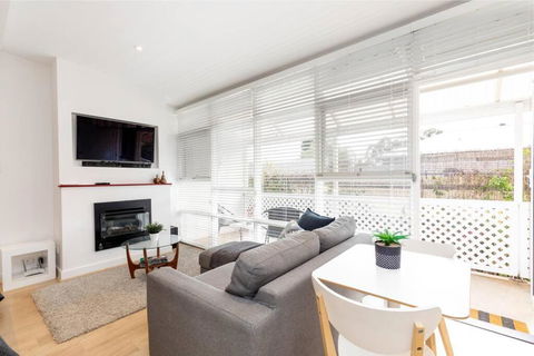 Modern Stylish Self-contained Studio Apartment - Tourism Noosa 1