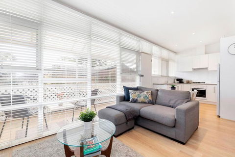 Modern Stylish Self-contained Studio Apartment - Tourism Noosa 3