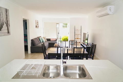 Modern Style Unit 2 Deer Park - Tourism Noosa 1