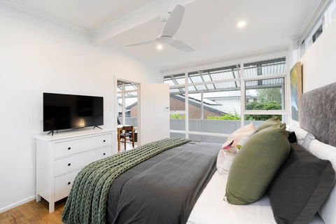Modern Stylish Self-contained Apartment - Tourism Noosa 3