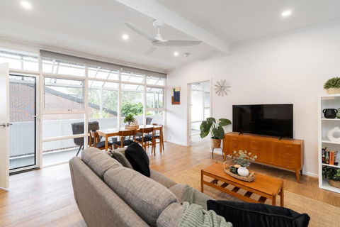 Modern Stylish Self-contained Apartment - Tourism Noosa 2